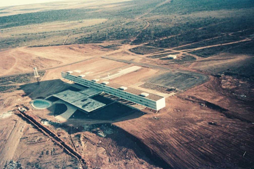 Construção do Brasília Palace Hotel, primeiro hotel da capital, na década de 50. — Foto: Arquivo Público do DF