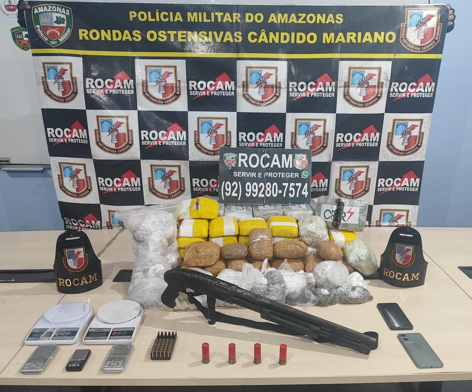 Jovem é preso com drogas escondidas em fundo falso de banheiro em Manaus