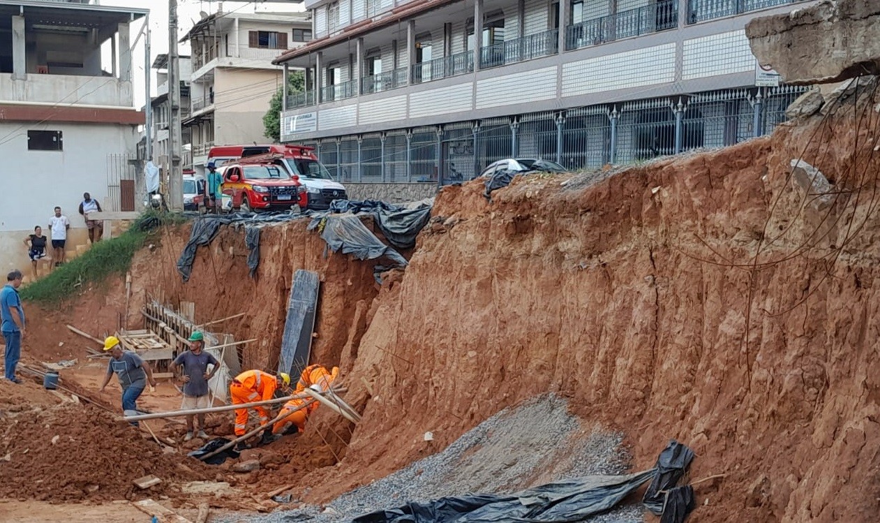 Trabalhador fica parcialmente soterrado após deslizamento de barranco em Cataguases