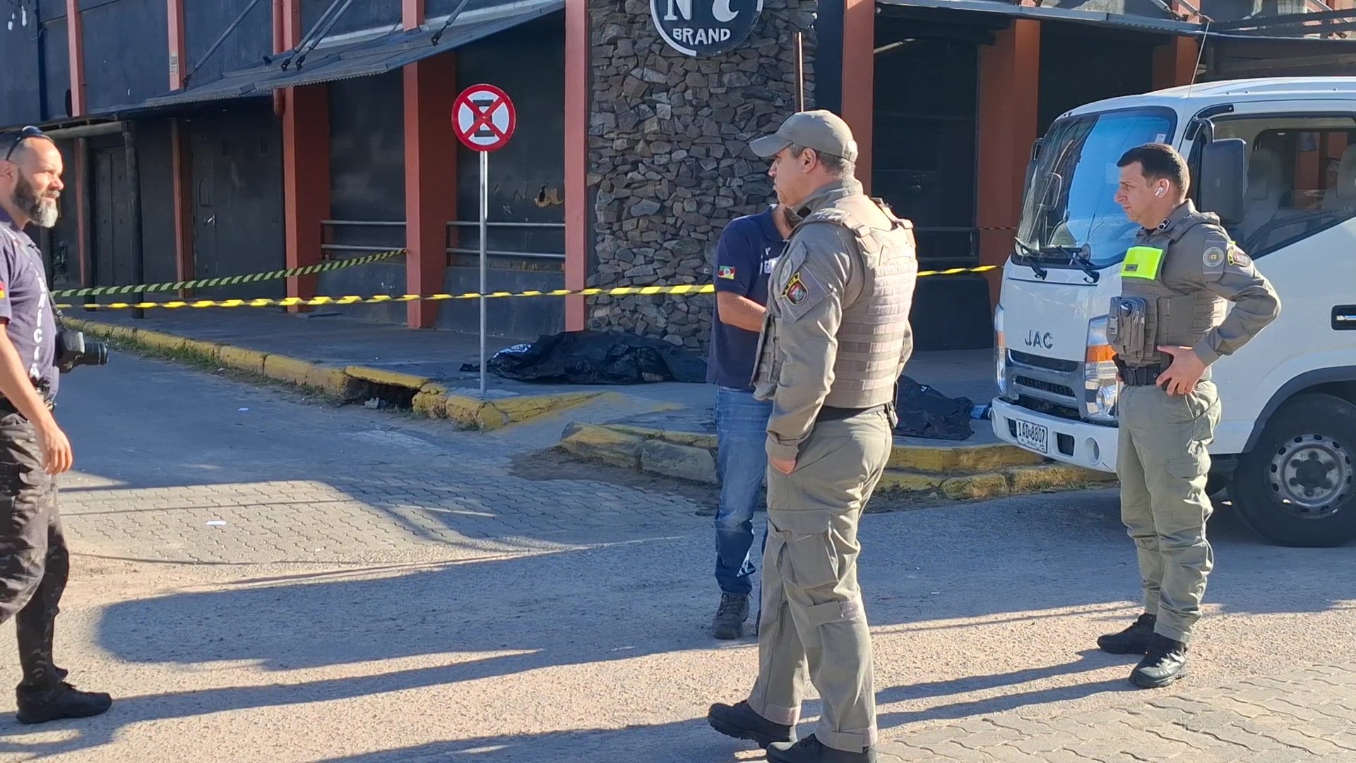 Dois homens são mortos a tiros após briga em bar na fronteira do Brasil com o Uruguai