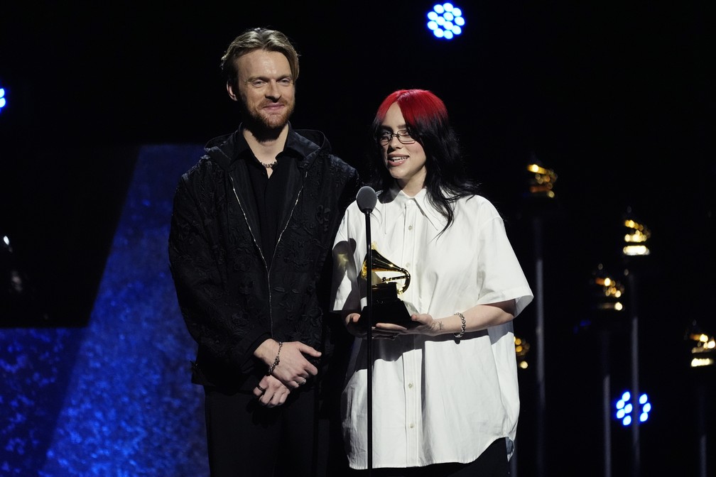 Finneas (à esquerda) e Billie Eilish (à direita) recebem o Grammy de melhor canção para mídia visual pela faixa 'What was I made for?', do filme de 'Barbie', em cerimônia realizada em Los Angeles em 4 de fevereiro de 2024 — Foto: Chris Pizzello/AP