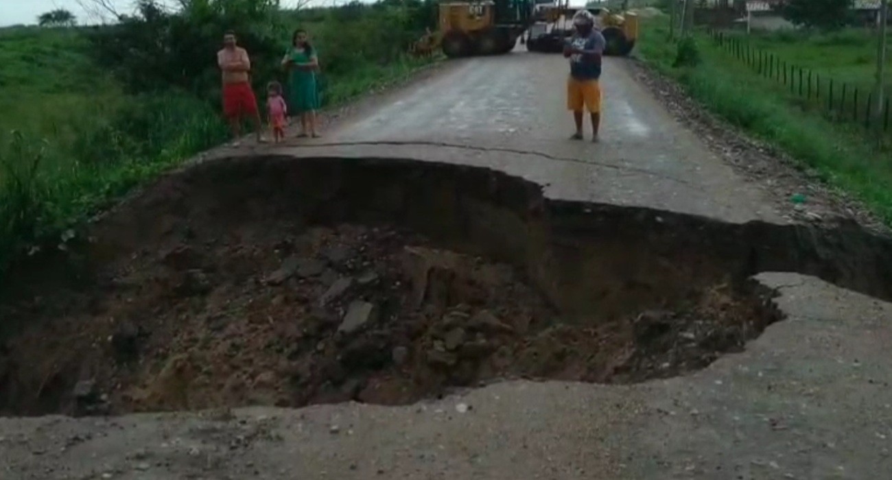 Cratera se abre e interdita a rodovia RN-120 entre Santo Antônio e Nova Cruz