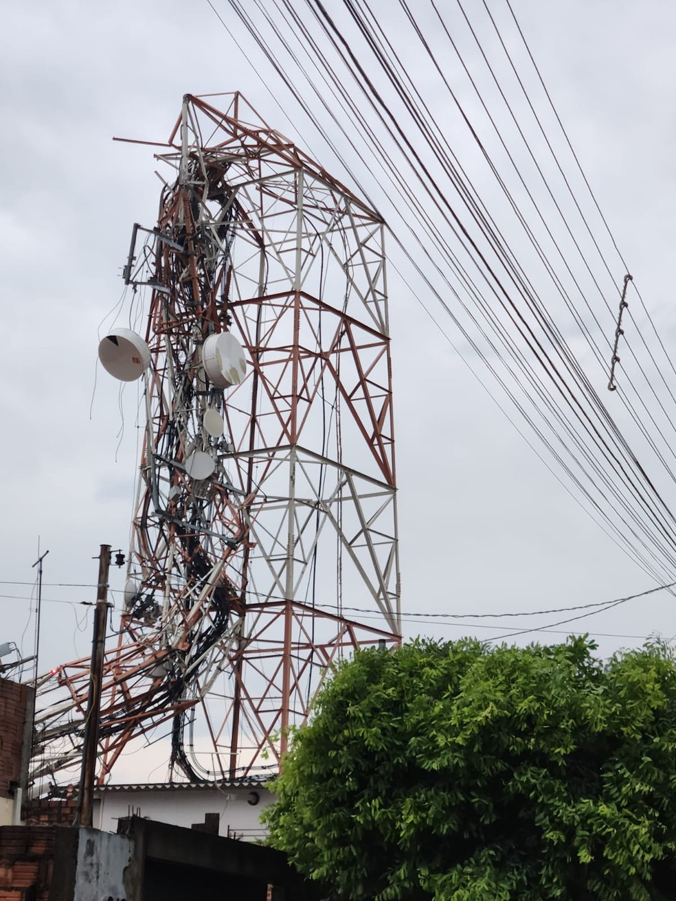Força do vento atingiu torre de transmissão de rádio no Jardim Cobral, em Presidente Prudente (SP) — Foto: Defesa Civil