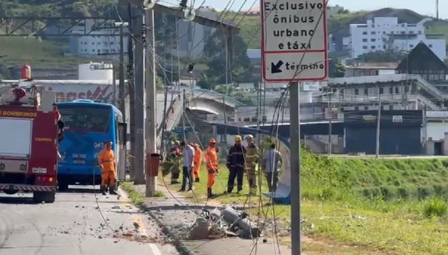 VÍDEO: Ônibus derruba poste, e fios ficam soltos pela Avenida Brasil, em Juiz de Fora