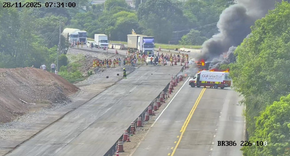 Caminhão de botijões de gás pega fogo após acidente em Mormaço, RS — Foto: Polícia Rodoviária Federal/Divulgação