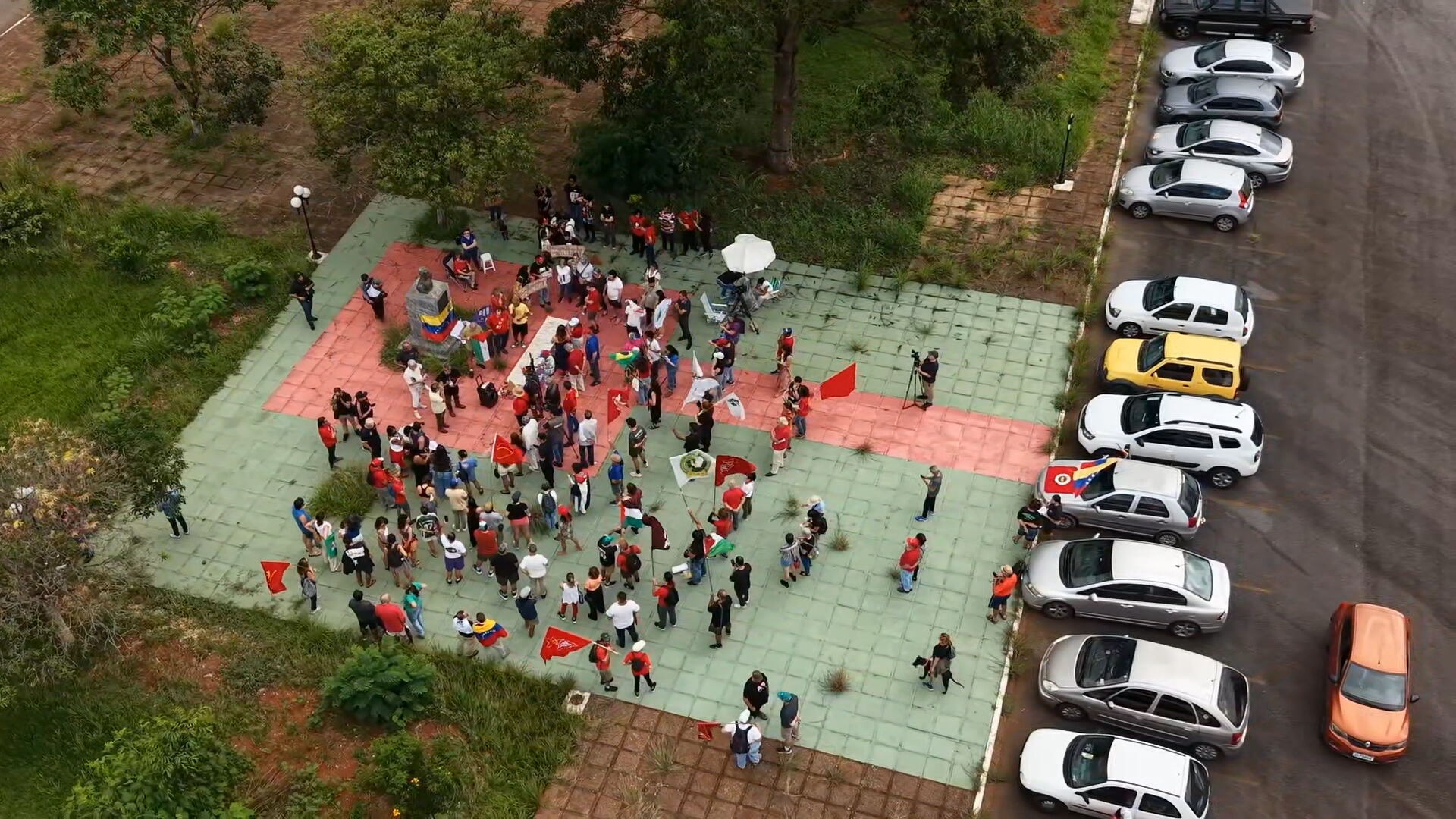 Manifestantes protestam em frente à Embaixada da Venezuela em Brasília após ataques dos EUA 
