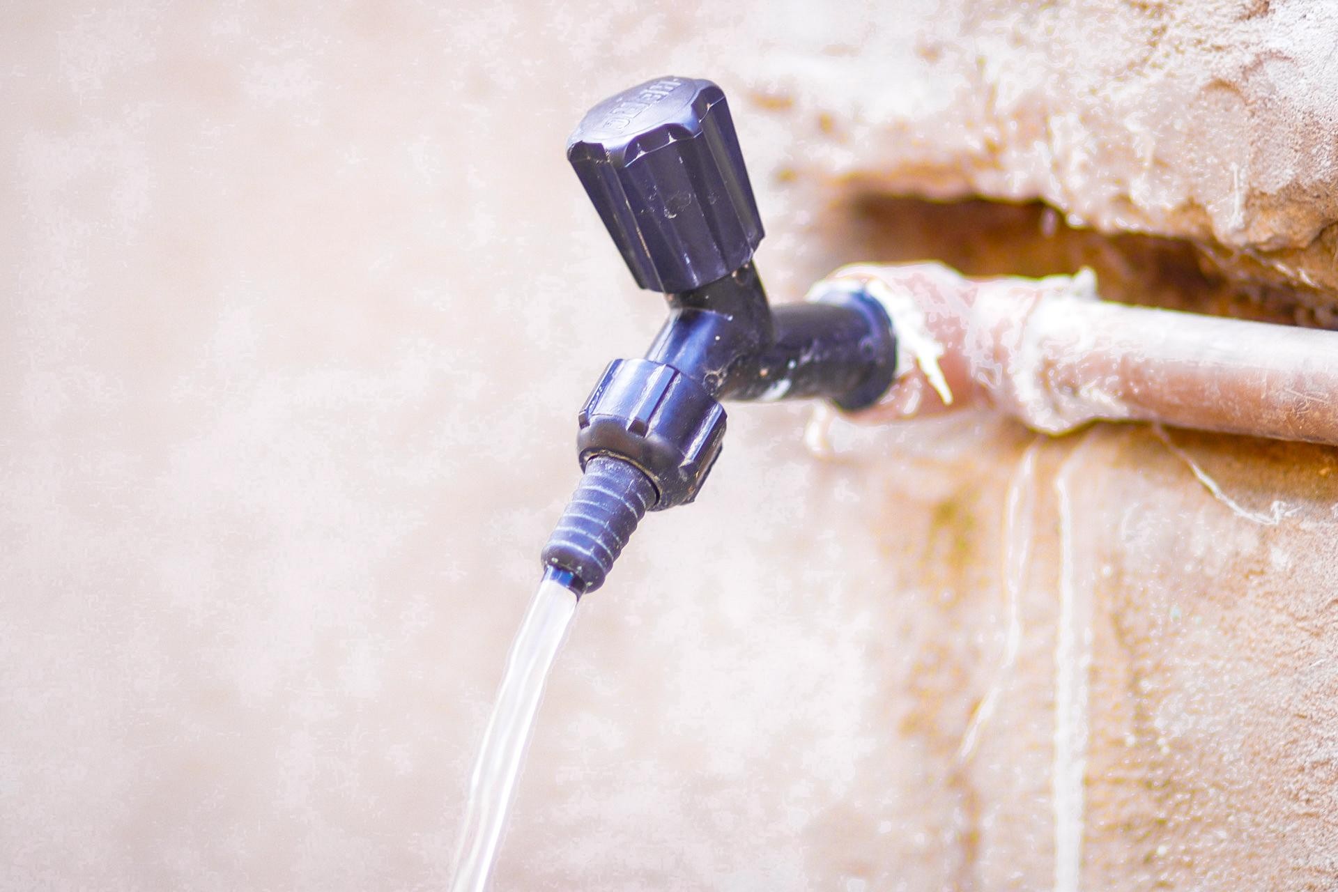 Comunidades rurais de Dirceu Arcoverde recebem abastecimento de água