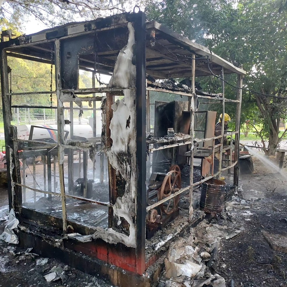 Incêndio destrói contêiner de caldo de cana na BR-146 em Muzambinho, MG — Foto: Corpo de Bombeiros