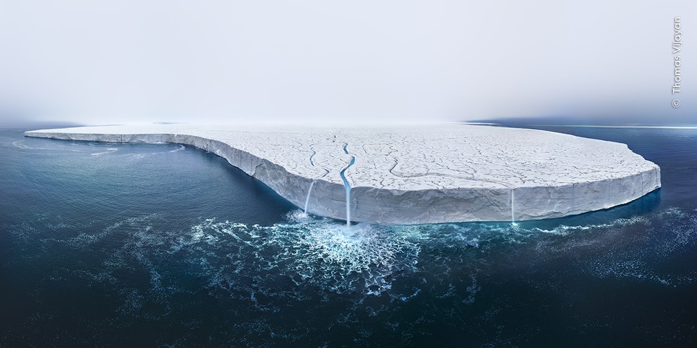 Gelo do glaciar Bråsvellbreen em Svalbard, um território ártico norueguês, capturado em uma panorâmica aérea. Imagem foi composta por 26 fotos para mostrar a magnitude do derretimento do gelo. — Foto: Wildlife Photographer of the Year