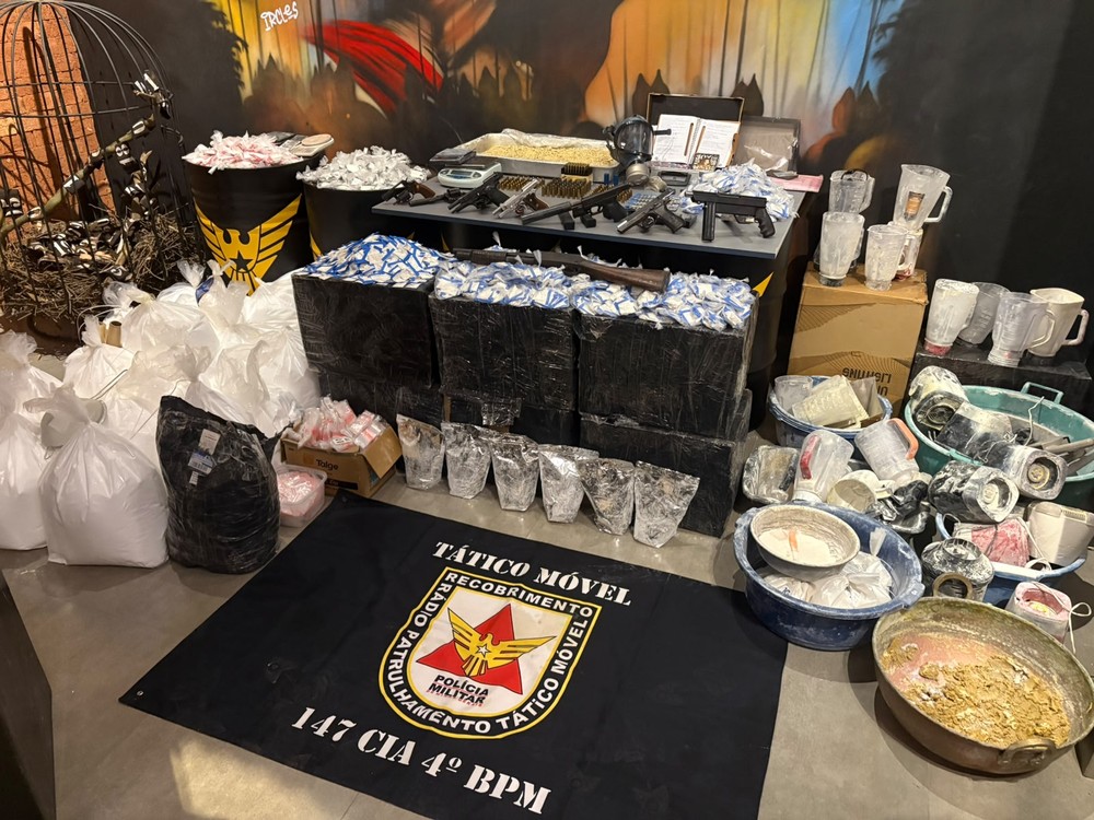Arsenal e laboratório de refino de droga são encontrados durante cumprimento do mandado de prisão contra mulher em Uberaba