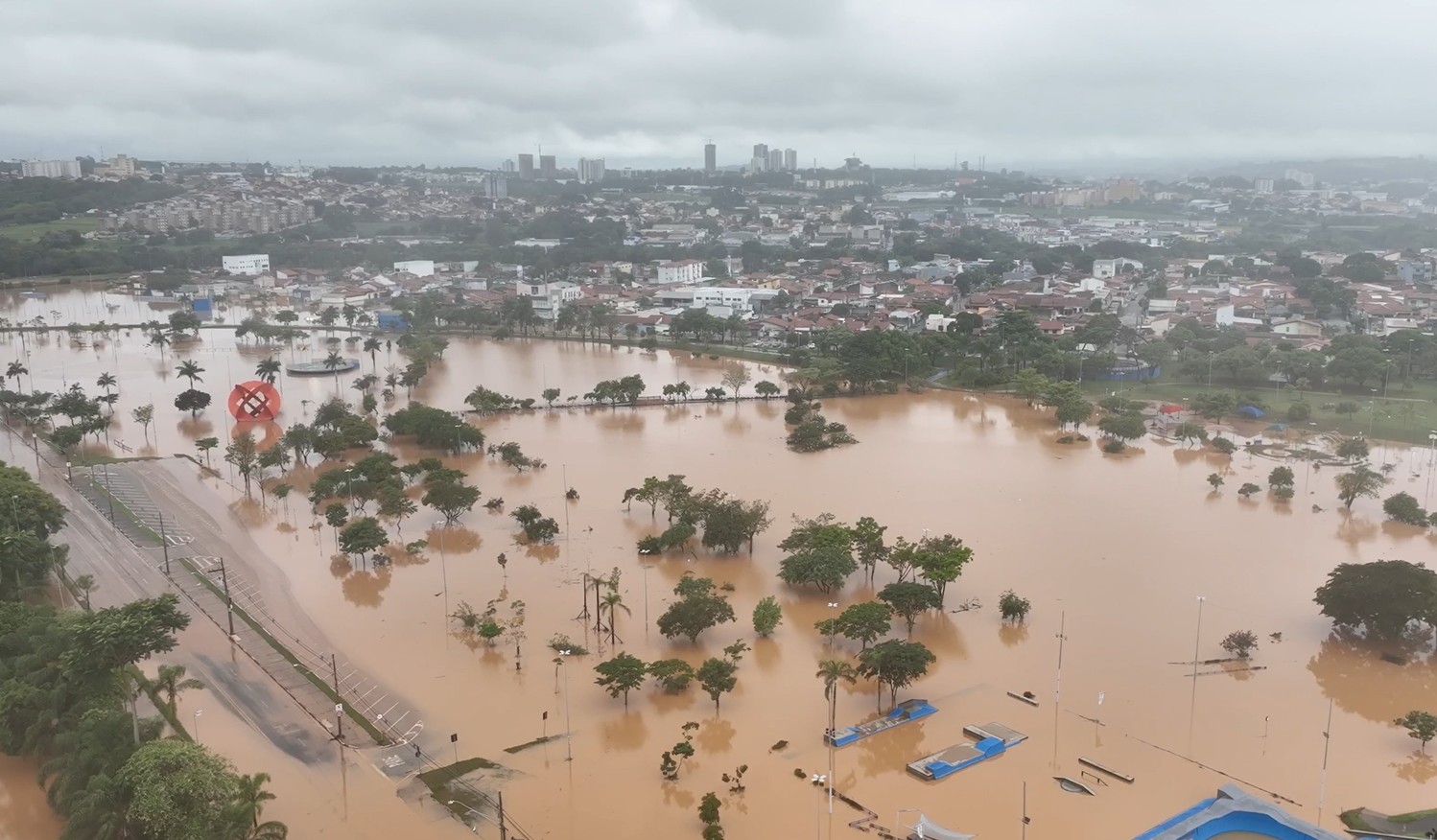 Sorocaba registra volume de chuva acima da média para novembro em apenas 9 dias; temporal provoca estragos e deixa desalojados 