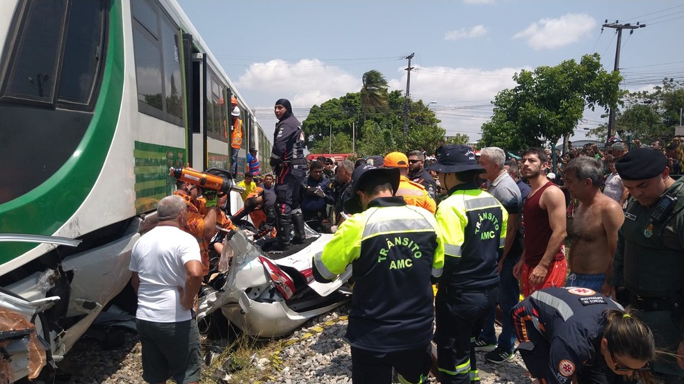 Carro foi atingido por vagão do VLT em Fortaleza — Foto: Davi César/SVM