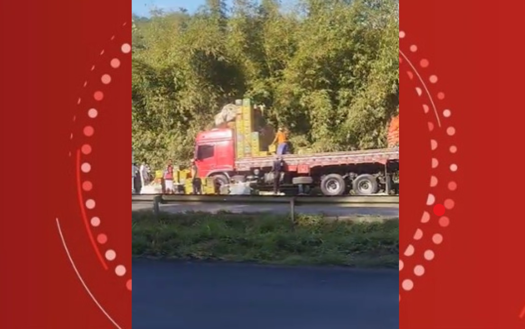 Carreta tem carga de frutas saqueada após tombar na BR-324; acidente causou engarrafamento