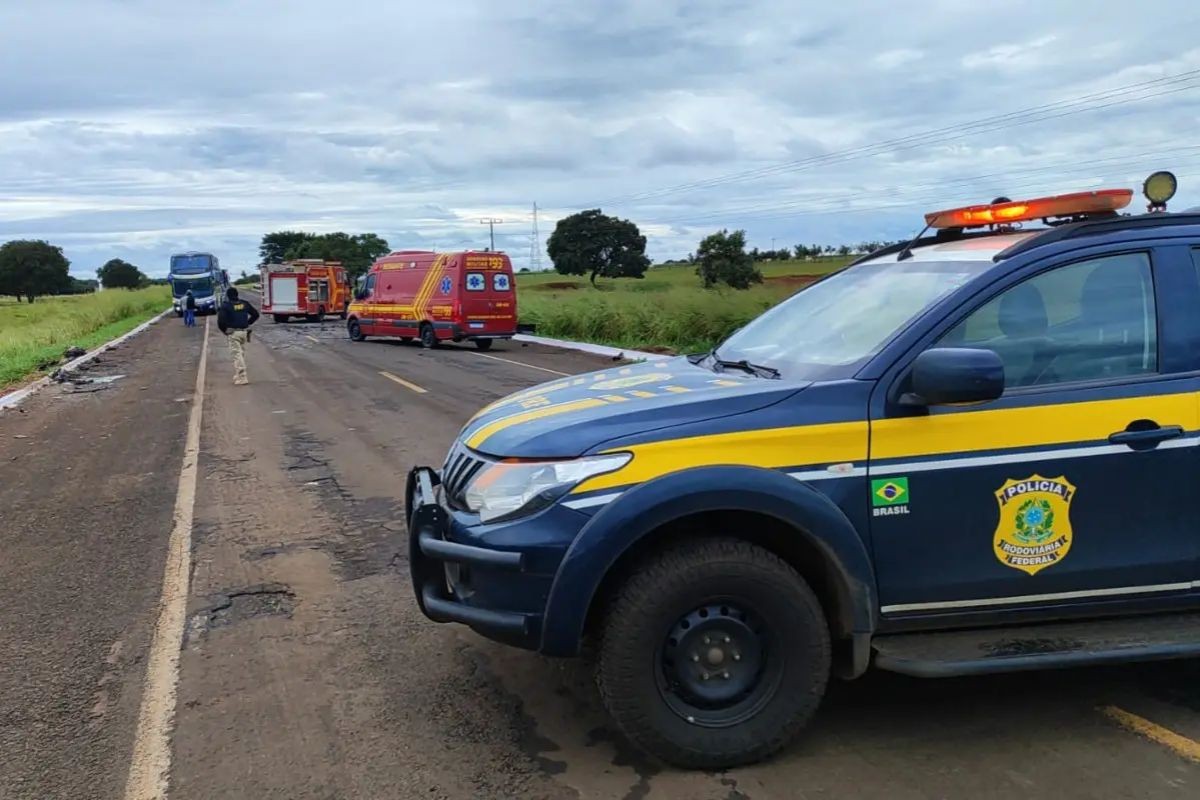 Acidente entre ônibus e carro deixa dois mortos e 12 feridos em rodovia de MS