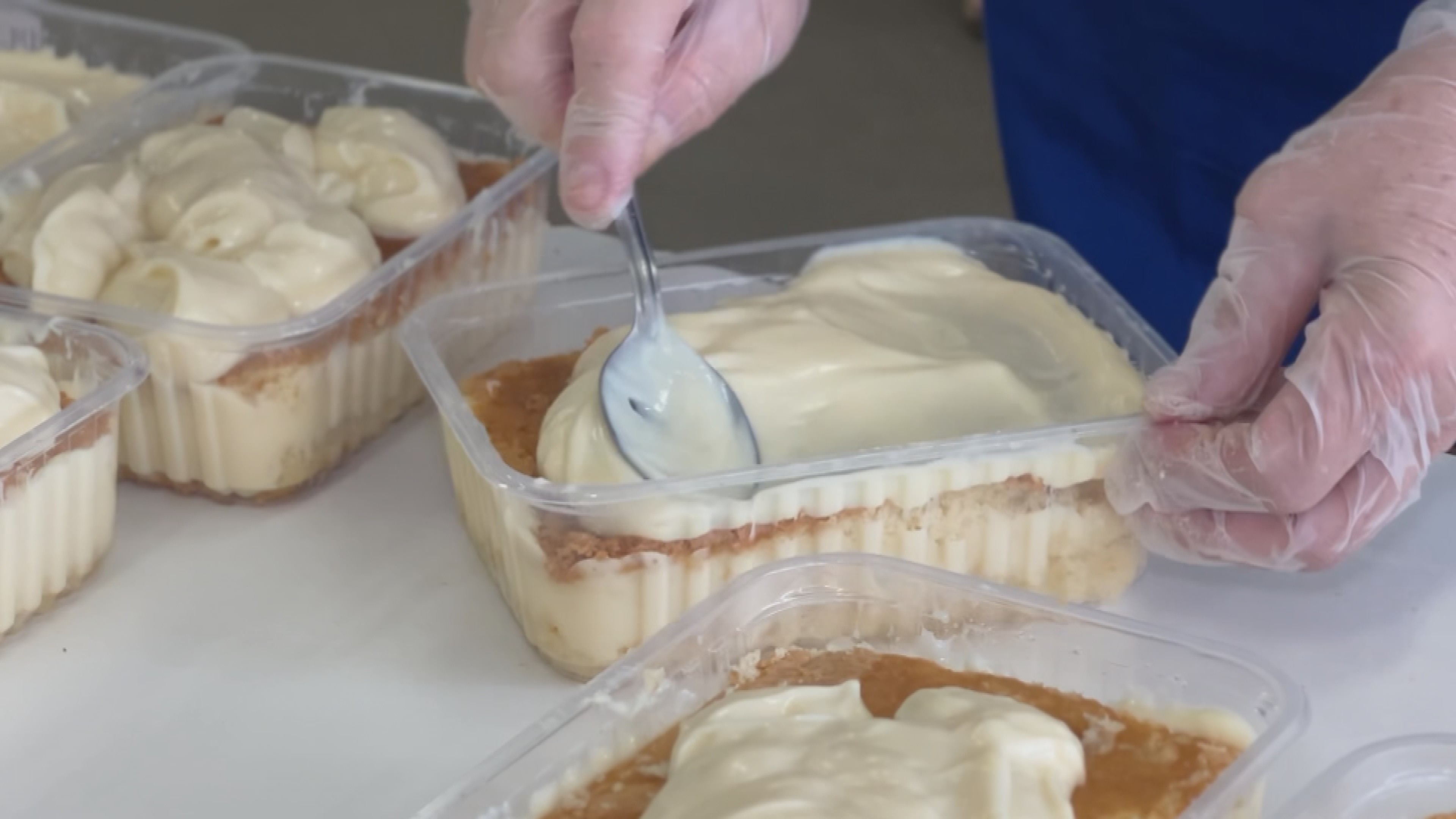 Voluntários preparam bolo de 1,5 tonelada para festa de Nossa Senhora Aparecida no interior de SP