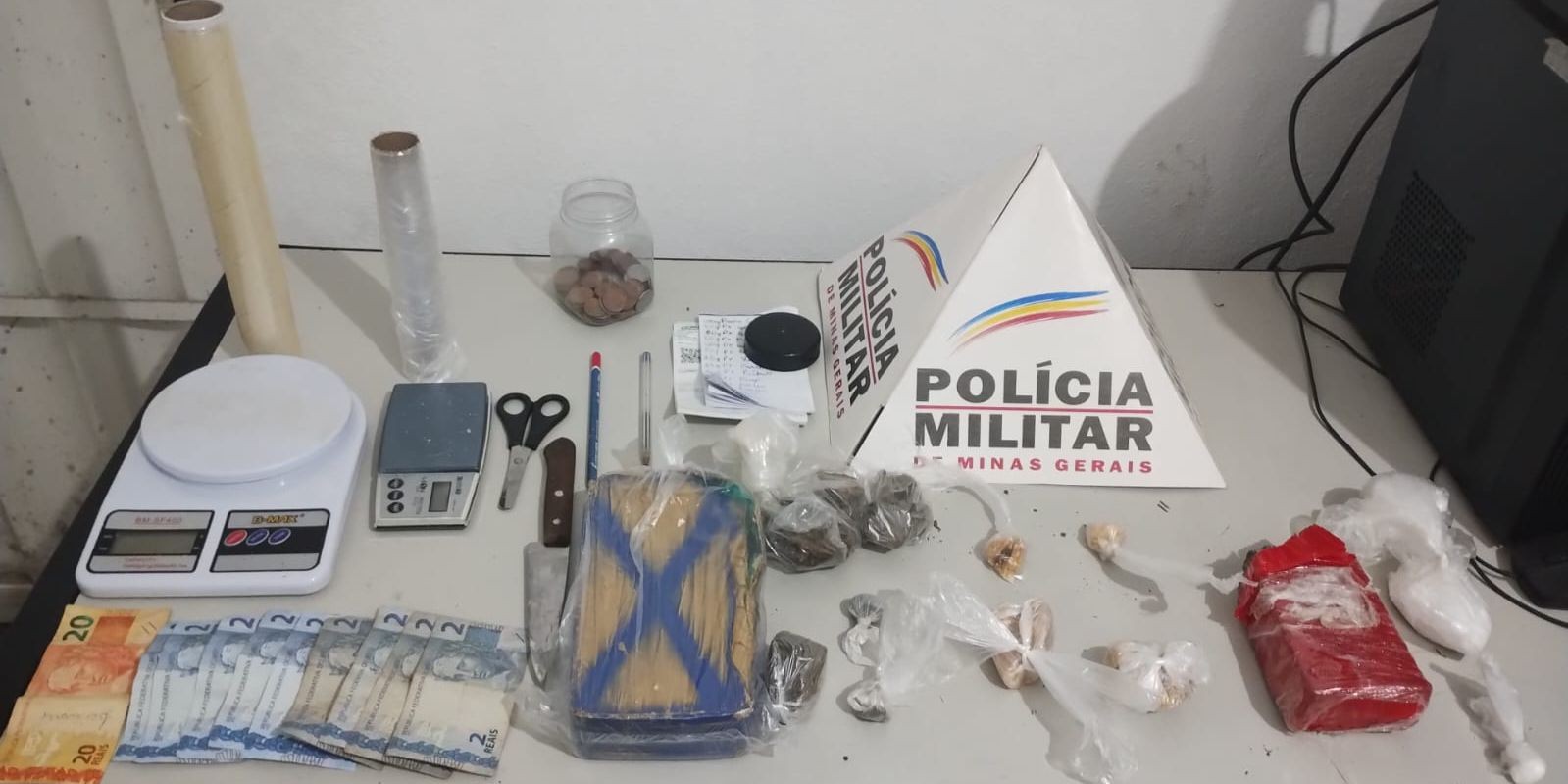 Dupla suspeita de vender drogas pela sacada de apartamento é presa com carro furtado em Ipatinga