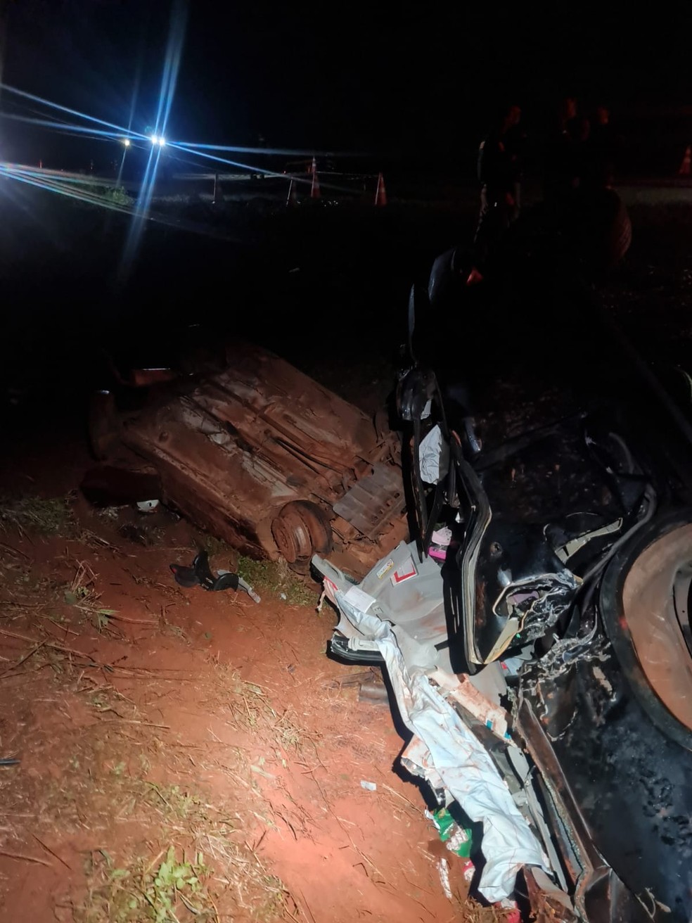 Dois veículos colidiram e caíram no acostamento — Foto: Polícia Civil/Divulgação