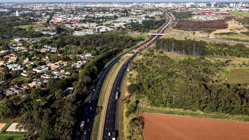 Trecho da rodovia Washington Luís (SP-310), em São José do Rio Preto (SP): movimento maior de veículos na tarde desta sexta (4), na saída para o feriado — Foto: Ecovias Noroeste/Divulgação