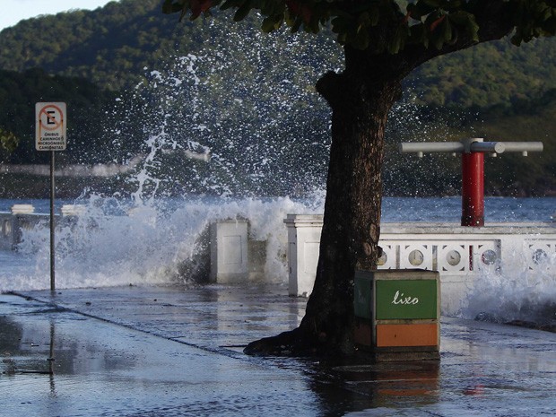 Santos tem previsão de mar agitado e  ressaca; estado é de atenção para alagamentos