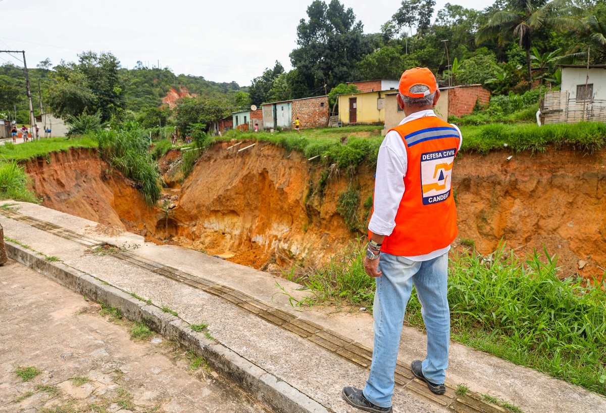 Mais de 40 casas são interditadas em cidade na Região Metropolitana de Salvador após erosão de buraco