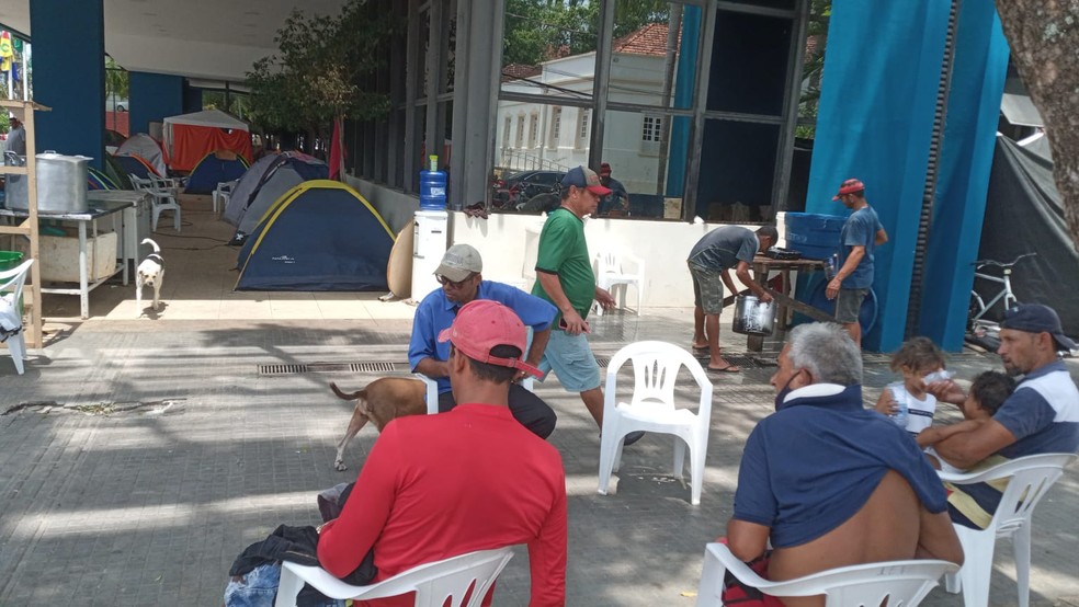 Grupo segue acampado há 15 dias em frente à Aleac, no Centro de Rio Branco — Foto: Arquivo pessoal