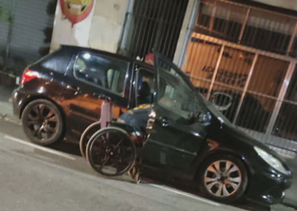 Fiscais da Prefeitura do Rio flagraram motorista de aplicativo dirigindo carro usando cabo de vassoura para frear e acelerar — Foto: Reprodução