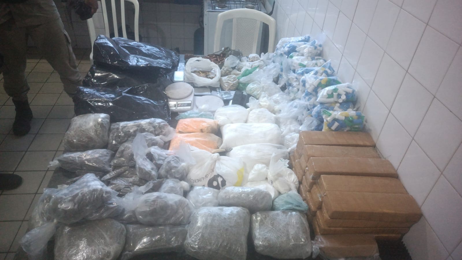 Ação da PM termina com 10 mil comprimidos de ecstasy, mais de dois mil pinos e 7 kg quilos de cocaína apreendidos em Salvador