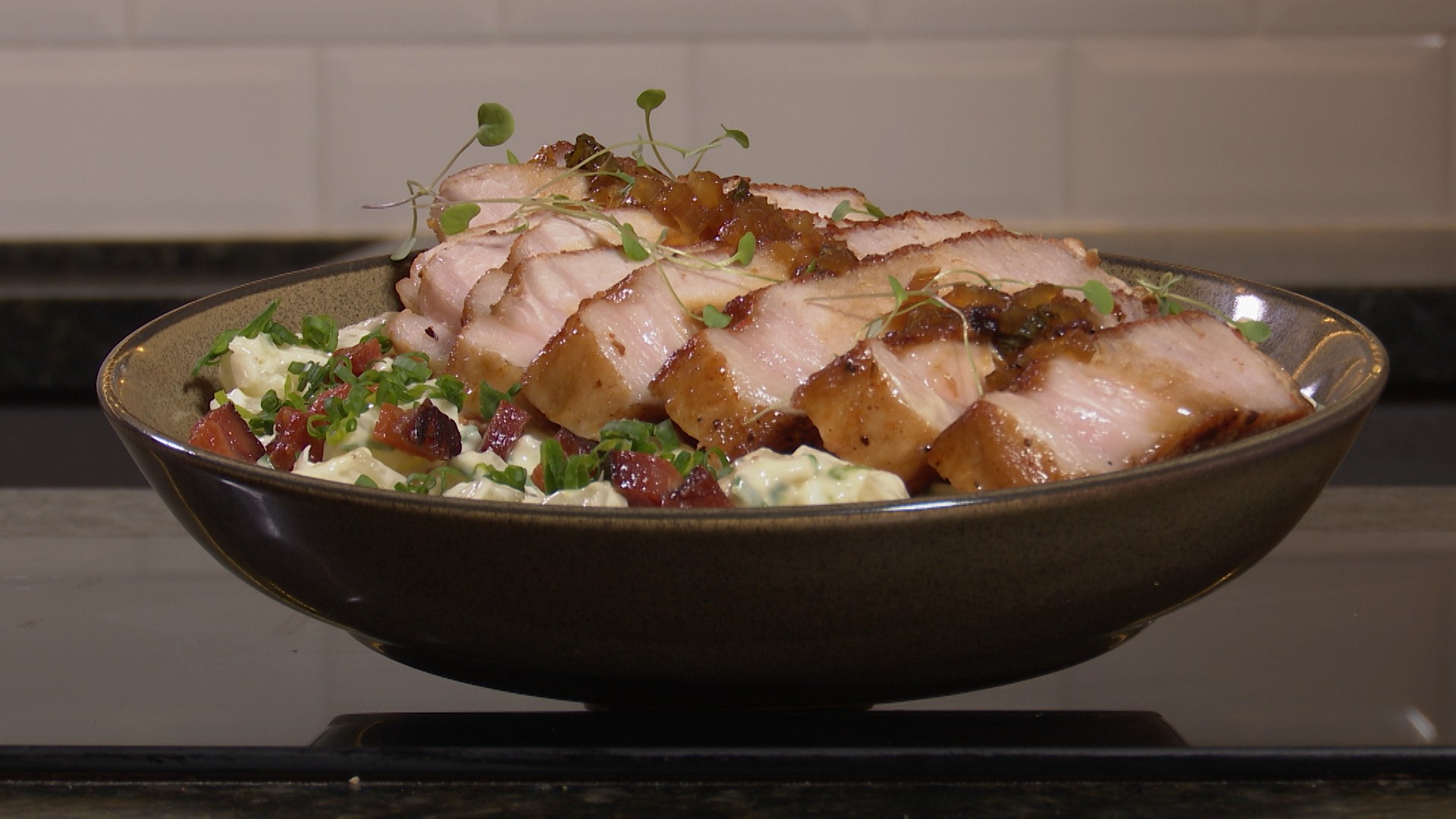 Aprenda a fazer ancho suíno ao molho de laranja e salada de macaxeira com bacon na maionese no Chef JPB