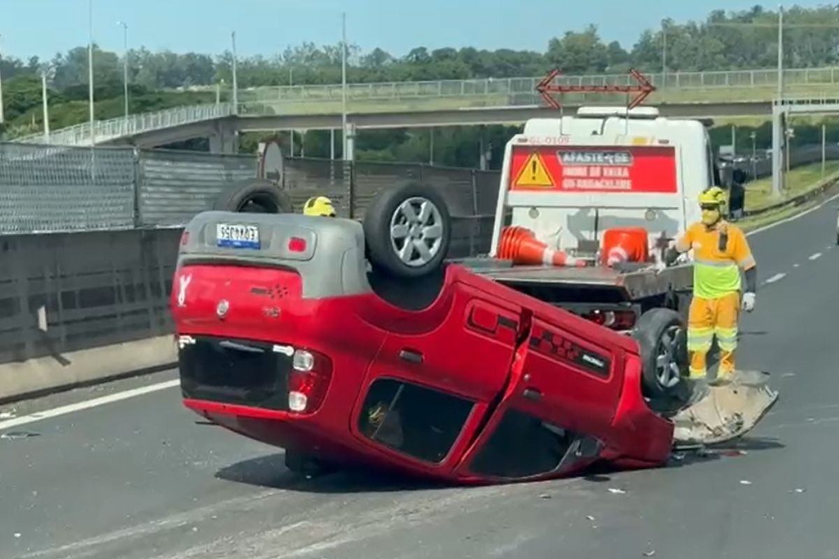 Carro capota após bater contra carreta na Anhanguera, em Campinas