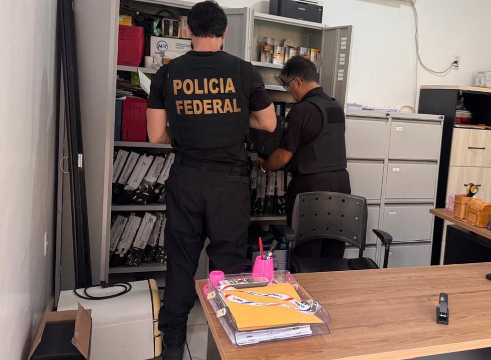 Policiais fazem buscas durante operação Acesso Negado. — Foto: Polícia Federal/Divulgação