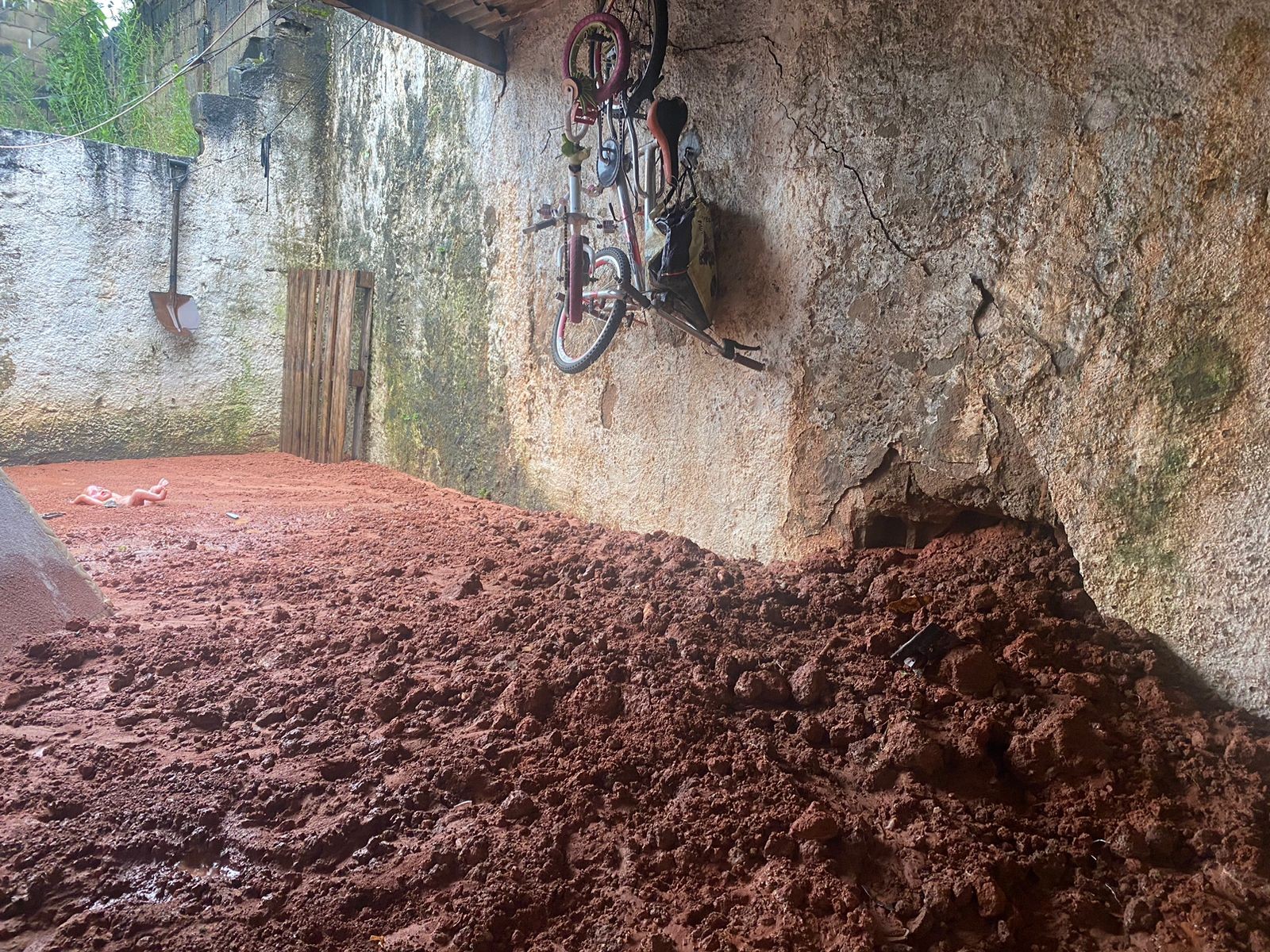 Com maior acumulado de chuva do estado, Redenção da Serra registra alagamento, deslizamento de terra e queda de muros e árvores