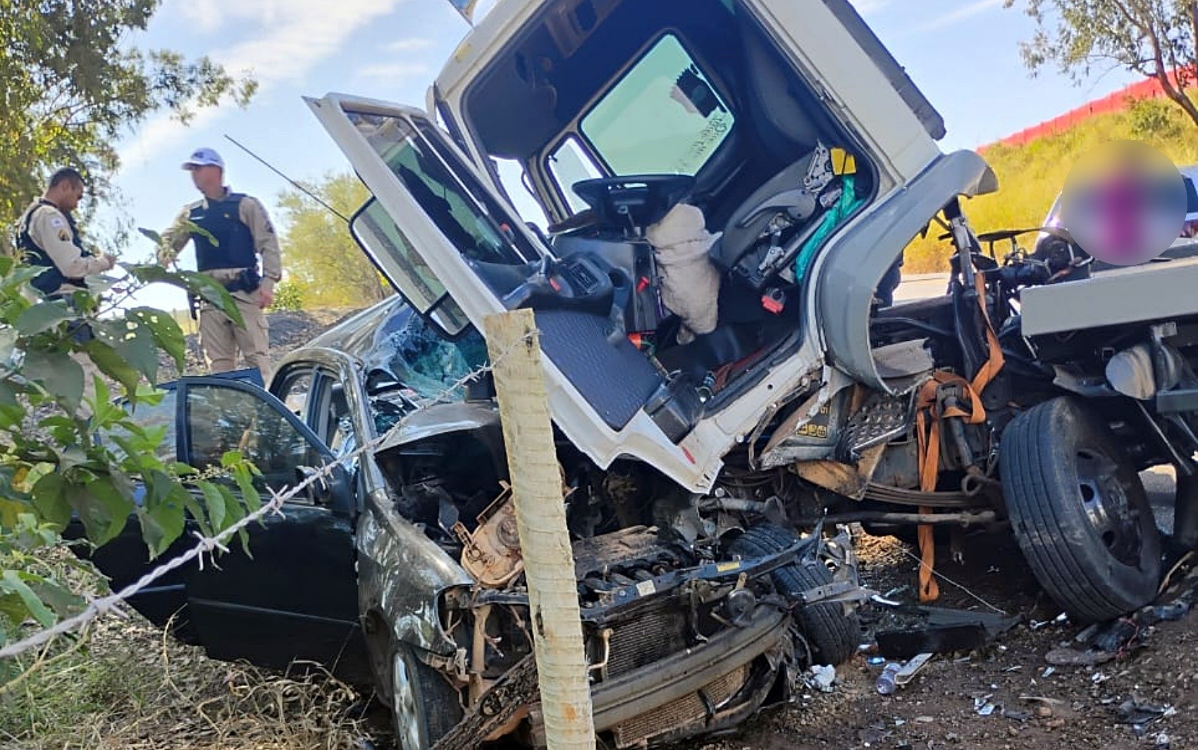 Três pessoas morrem em batida entre caminhão e carro na MGC-491, em Elói Mendes, MG