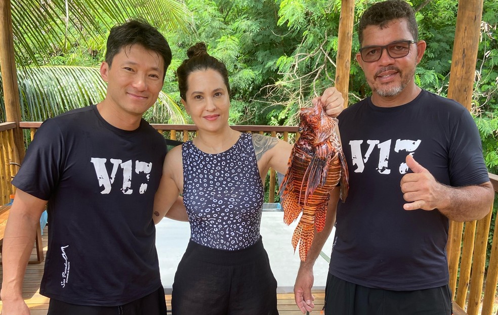 Bruno Tae e Danielle Laure participaram do mergulho de captura com o instrutor Fernando Rodrigues — Foto: Sea Paradise/Divulgação