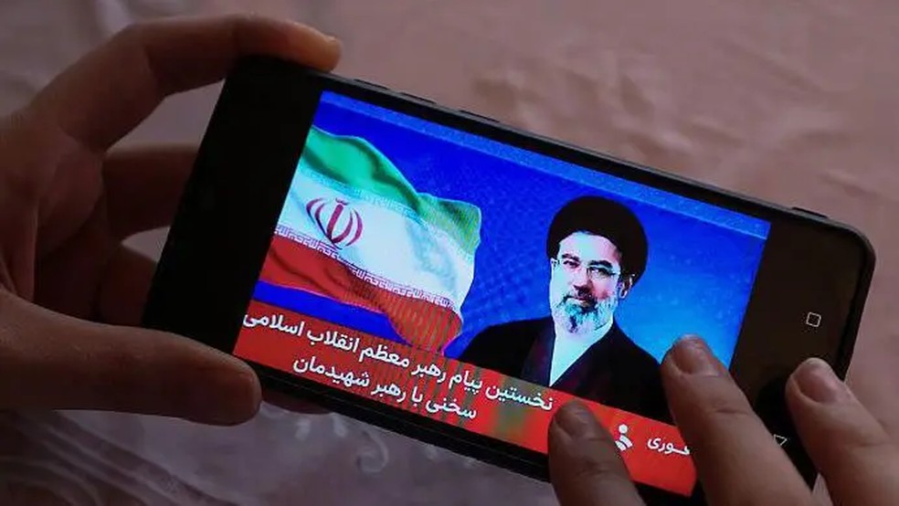 Sem acesso a fontes de informação independentes, os iranianos dependem dos meios de comunicação estatais, administrados pelo regime ou próximos ao governo — Foto: AFP via Getty Images