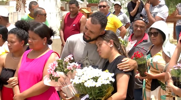 Famílias enterram corpos das vítimas de acidente em MG