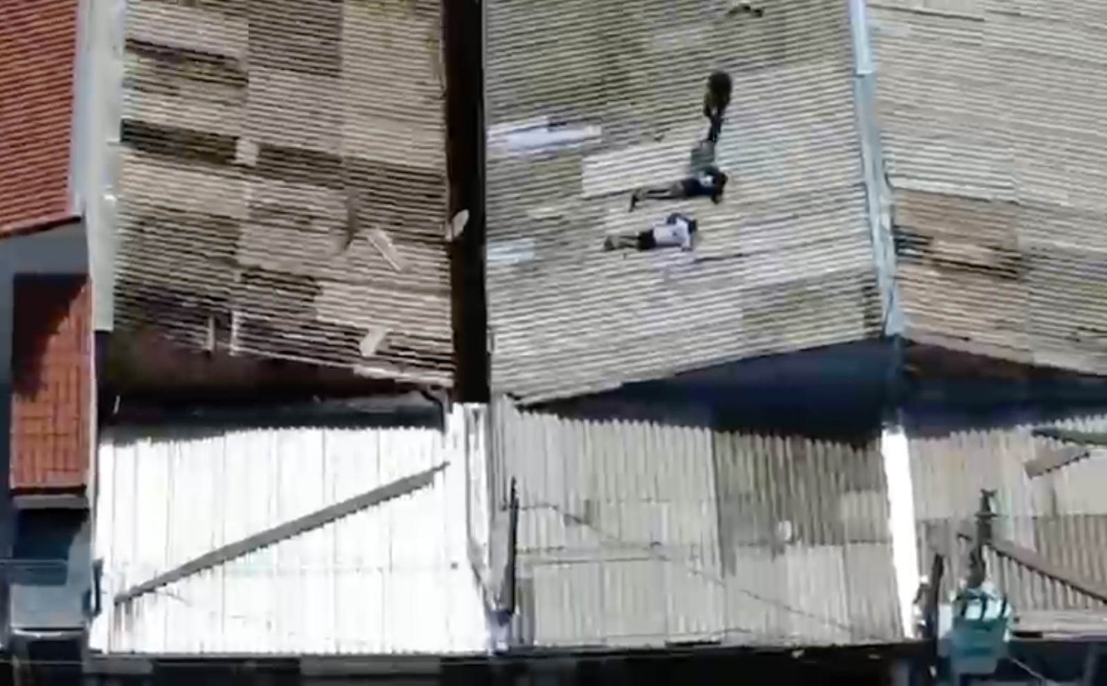 VÍDEO: Trio é detido pela polícia após tentar fugir por telhado de casas, no Campo dos Alemães, em São José dos Campos