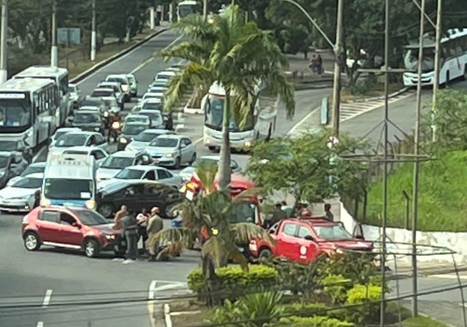 VÍDEO: Acidente entre carro e moto deixa mulher ferida em Volta Redonda