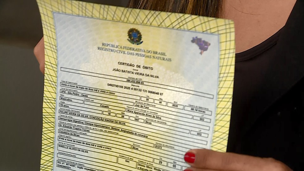 Mirelle Alves da Silva segura a certidão de óbito do pai  — Foto: Reprodução/TV Integração