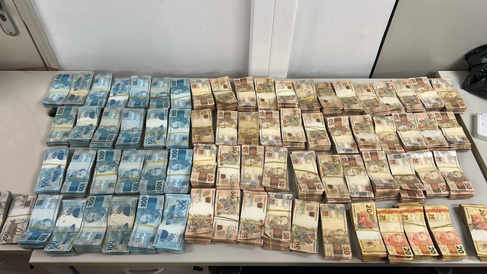 Polícia Civil apreende R$ 500 mil em Duque de Caxias 