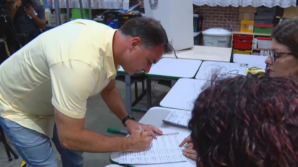 Fl�vio Bolsonaro vota em Vila Isabel, na Zona Norte do Rio � Foto: Reprodu��o / TV Globo