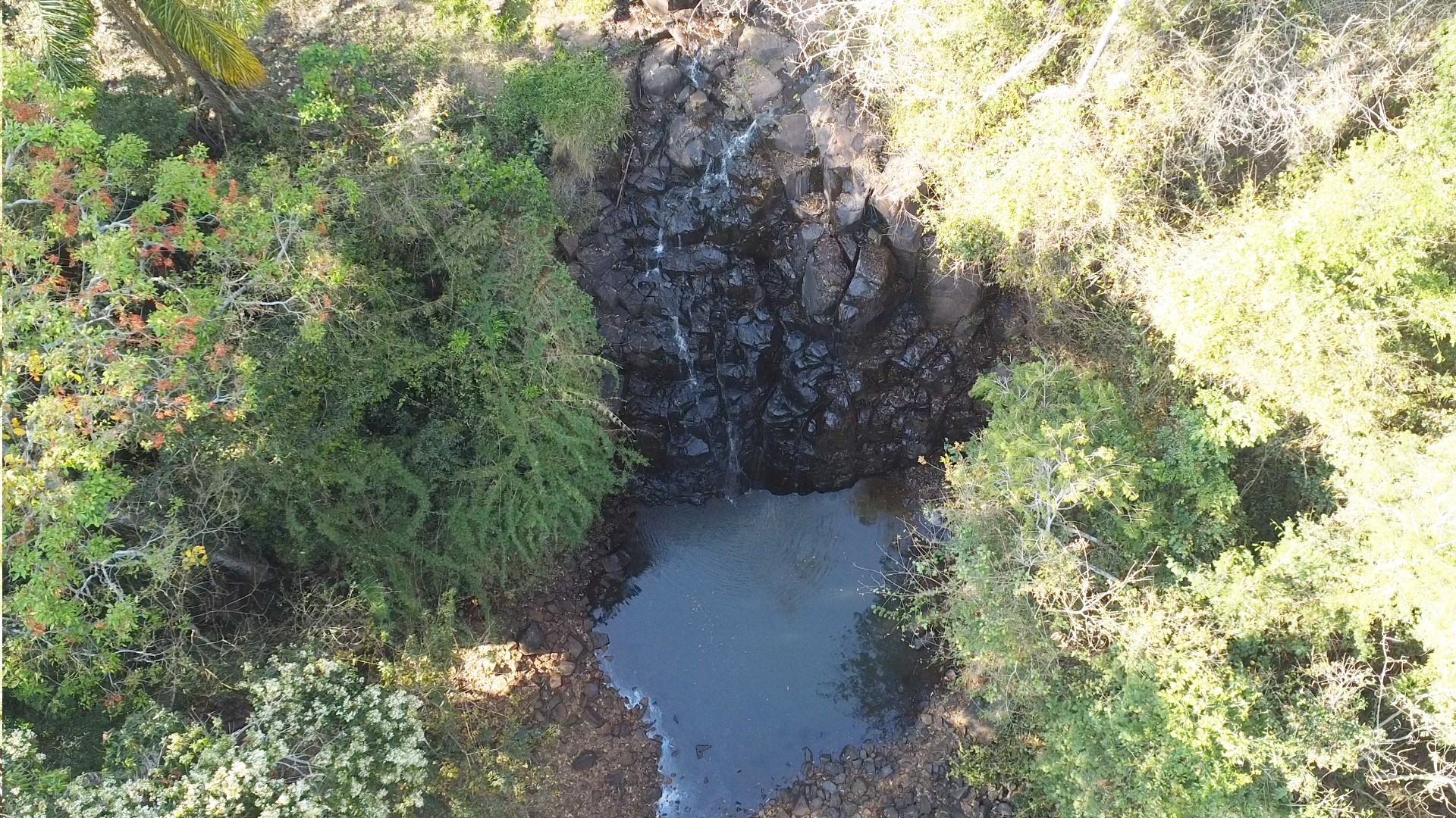 Sem chuvas, cachoeiras e rios de área turística no interior de SP quase secam; veja antes e depois