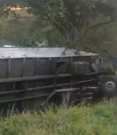 Caminhão tomba na BR-393 e causa obstrução parcial em Sapucaia