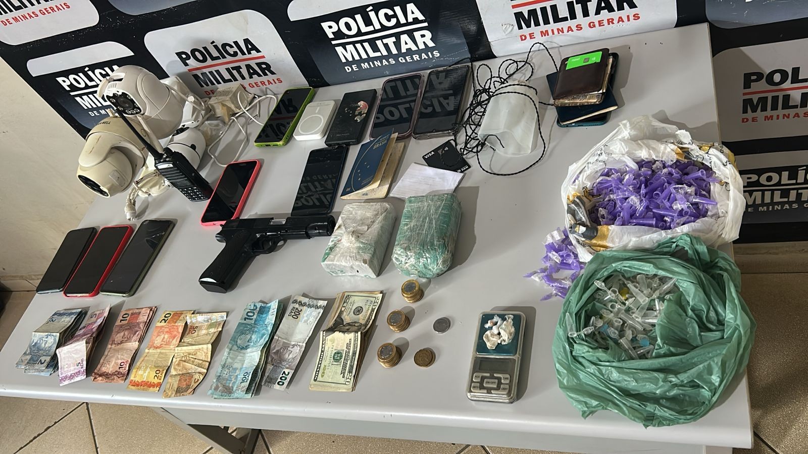 Polícia Militar prende quatro pessoas por tráfico de drogas em Engenheiro Caldas