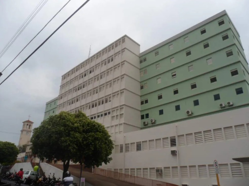 2 de 3
Vítima foi levada em estado grave para a Santa Casa de Lins — Foto: Reprodução/Facebook