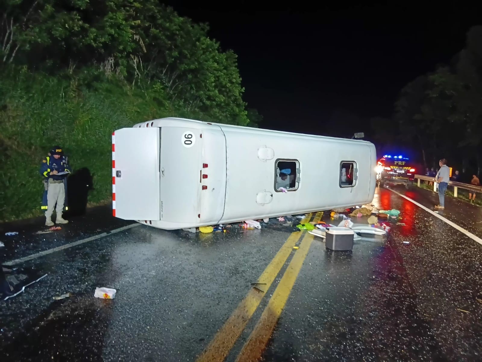 Ônibus de turismo com destino ao Paraguai tomba na BR-277, deixa um morto e 21 feridos, no Paraná