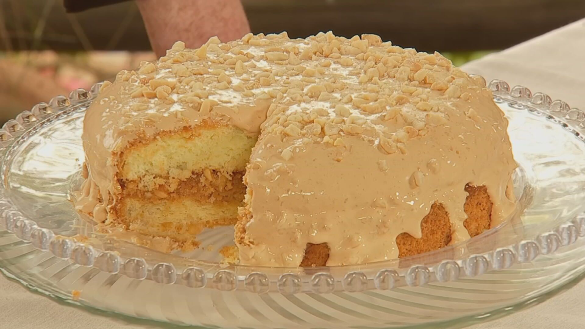 Receita Nosso Campo: aprenda a fazer um bolo de amendoim recheado com doce de leite	