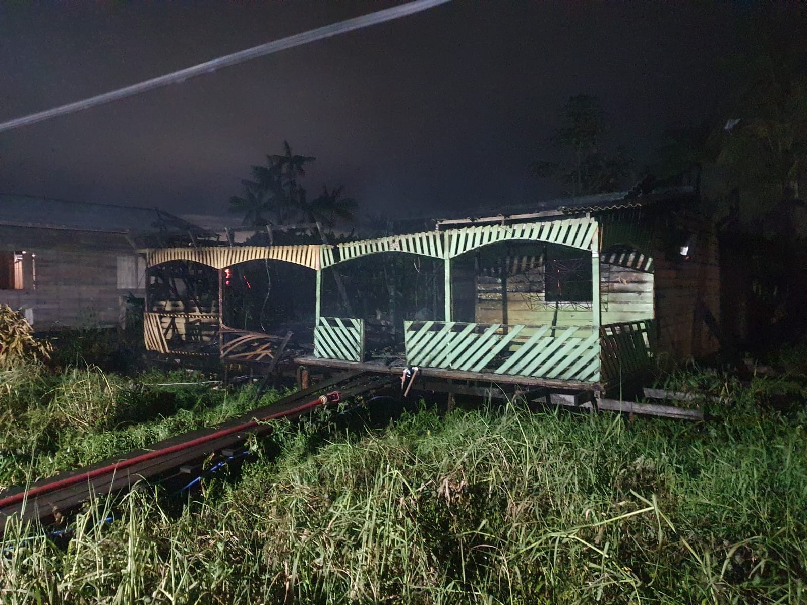 Casa de madeira e móveis são destruídos durante incêndio em Santana