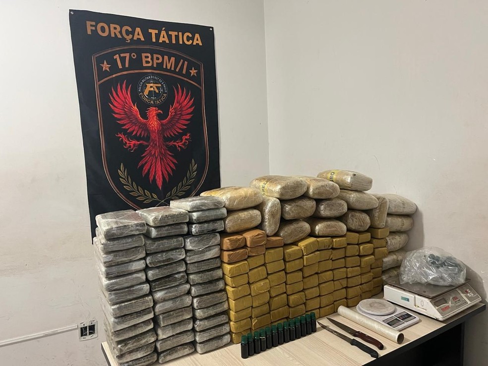 130 tijolos de maconha e 13 frascos de THC líquido que foram apreendidos pela Polícia Militar em Rio Preto (SP) — Foto: Polícia Militar/Divulgação