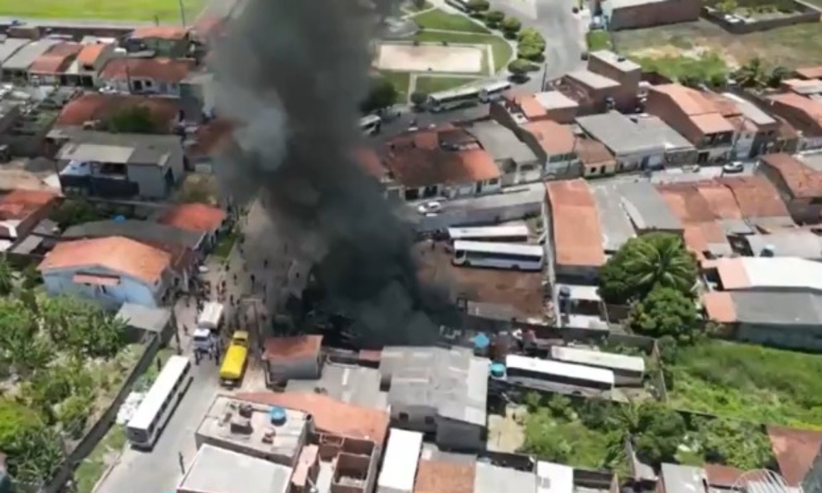 Incêndio de grandes proporções atinge sete veículos em garagem de cooperativa de transporte público na Bahia