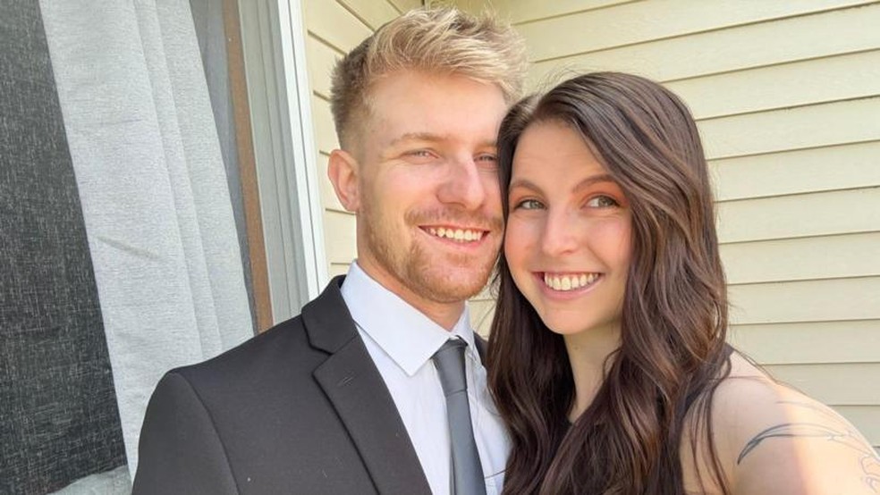 Ashley tem 1,50m e diz que a altura de seu parceiro, Joe, nunca foi levada em consideração — Foto: BBC